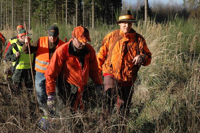 Jäger bei der Drückjagd: Warnwesten sind Pflicht.